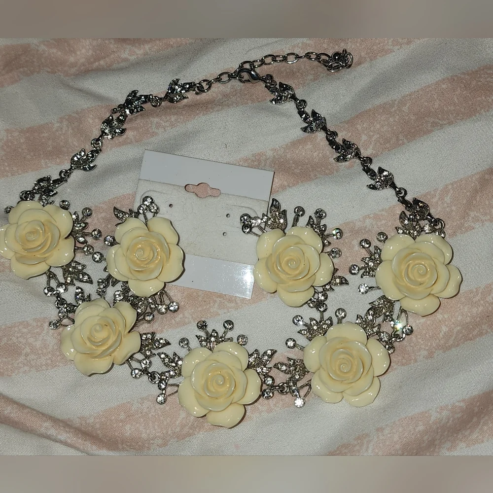 vintage-style yellow rose necklace and earrings set featuring large - Picture 1 of 2